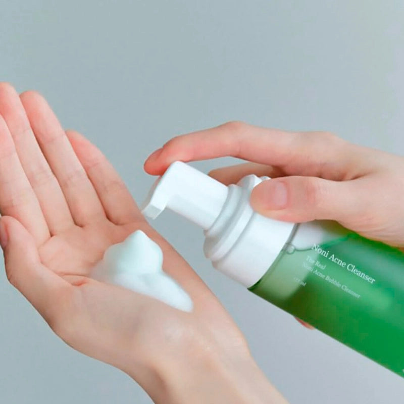 Maigas ādu attīrošas putiņas ar sastāvā iekļautām noni ogām Celimax The Real Noni Acne Bubble Cleanser