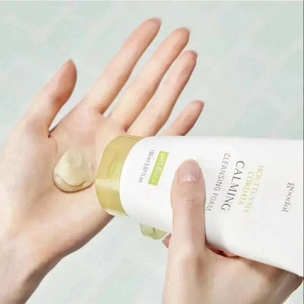 Putas priekš mazgāšanas ar pīlinga darbību GOODAL Houttuynia Cordata Calming pH Balancing Cleansing Foam