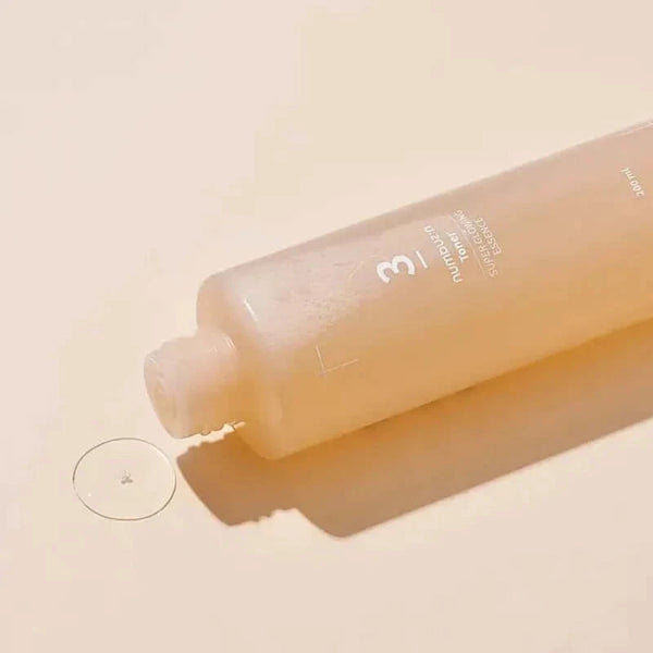 Balinošs toniks-esence ādas mitrināšanai un mirdzuma piešķiršanai Numbuzin No.3 Super Glowing Essence Toner