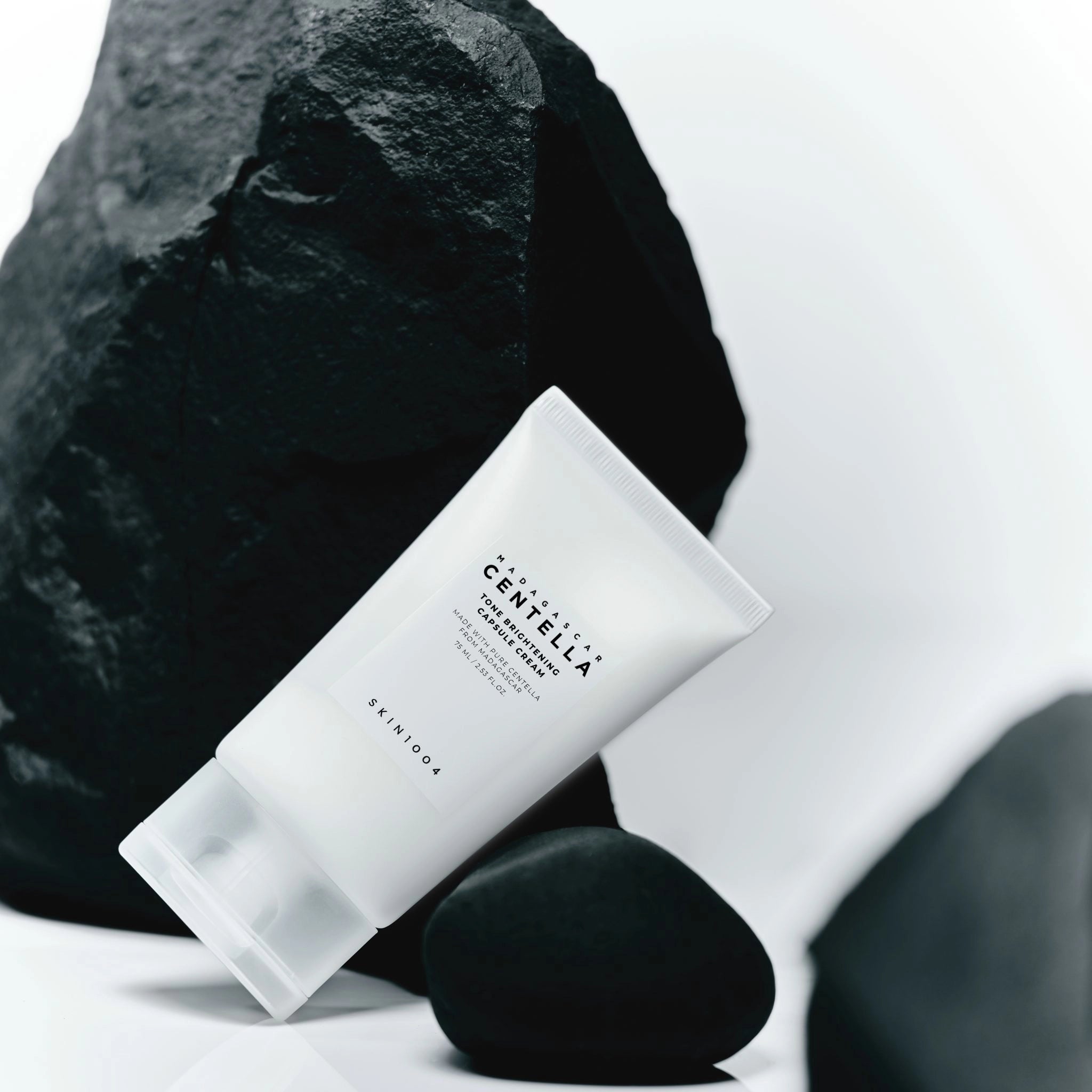 Balinošs krēms ar centellu kapsulās SKIN1004 Madagascar Centella Tone Brightening Capsule Cream